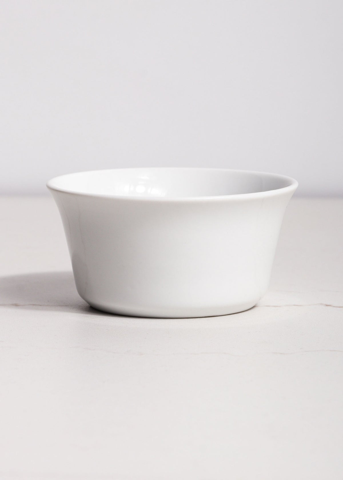 Salsera redonda de porcelana blanca Jay 100 ml — imagen de producto, vista 1