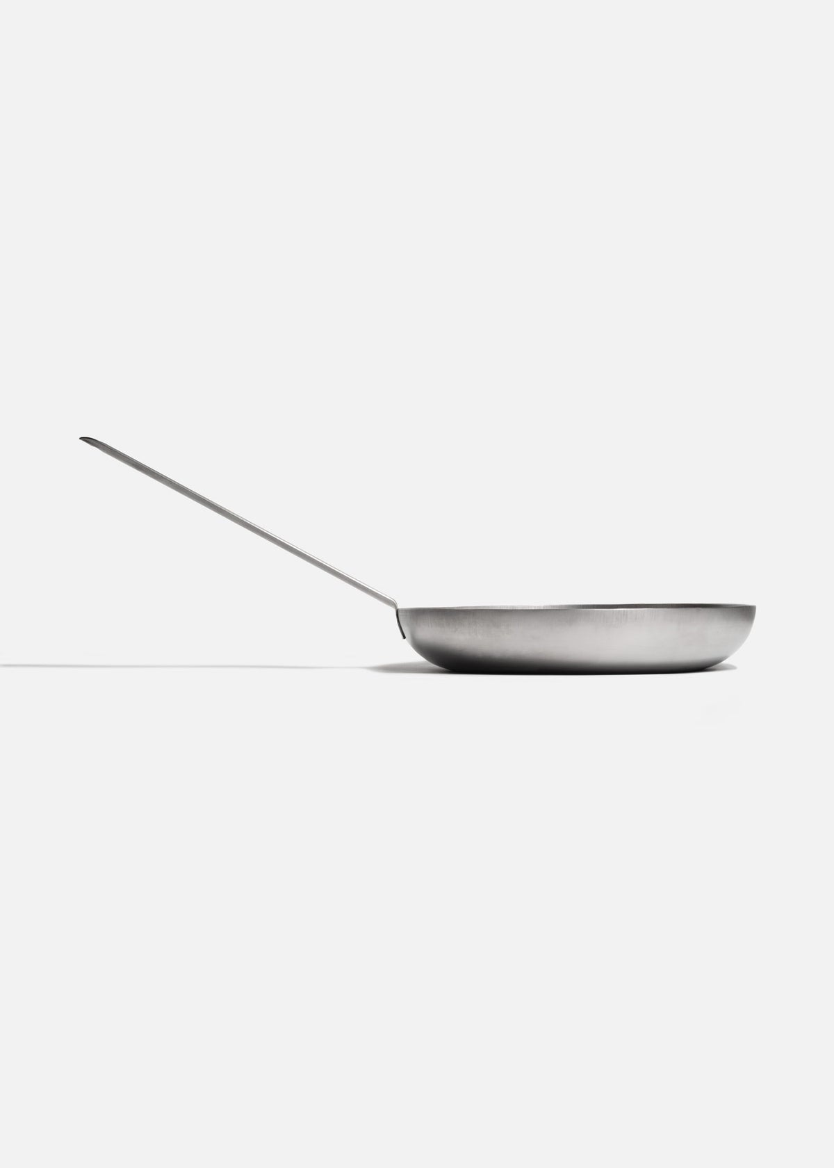 Sartén profesional de acero inoxidable 430 calibre 18 plata para food service. Largo 54 cm, ancho 30.2 cm, alto 5 cm, capacidad 2.5 L, Ø 11" (28 cm) — imagen de producto