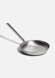Sartén profesional de acero inoxidable 430 calibre 18 plata para food service. Largo 54 cm, ancho 30.2 cm, alto 5 cm, capacidad 2.5 L, Ø 11" (28 cm) — imagen de producto
