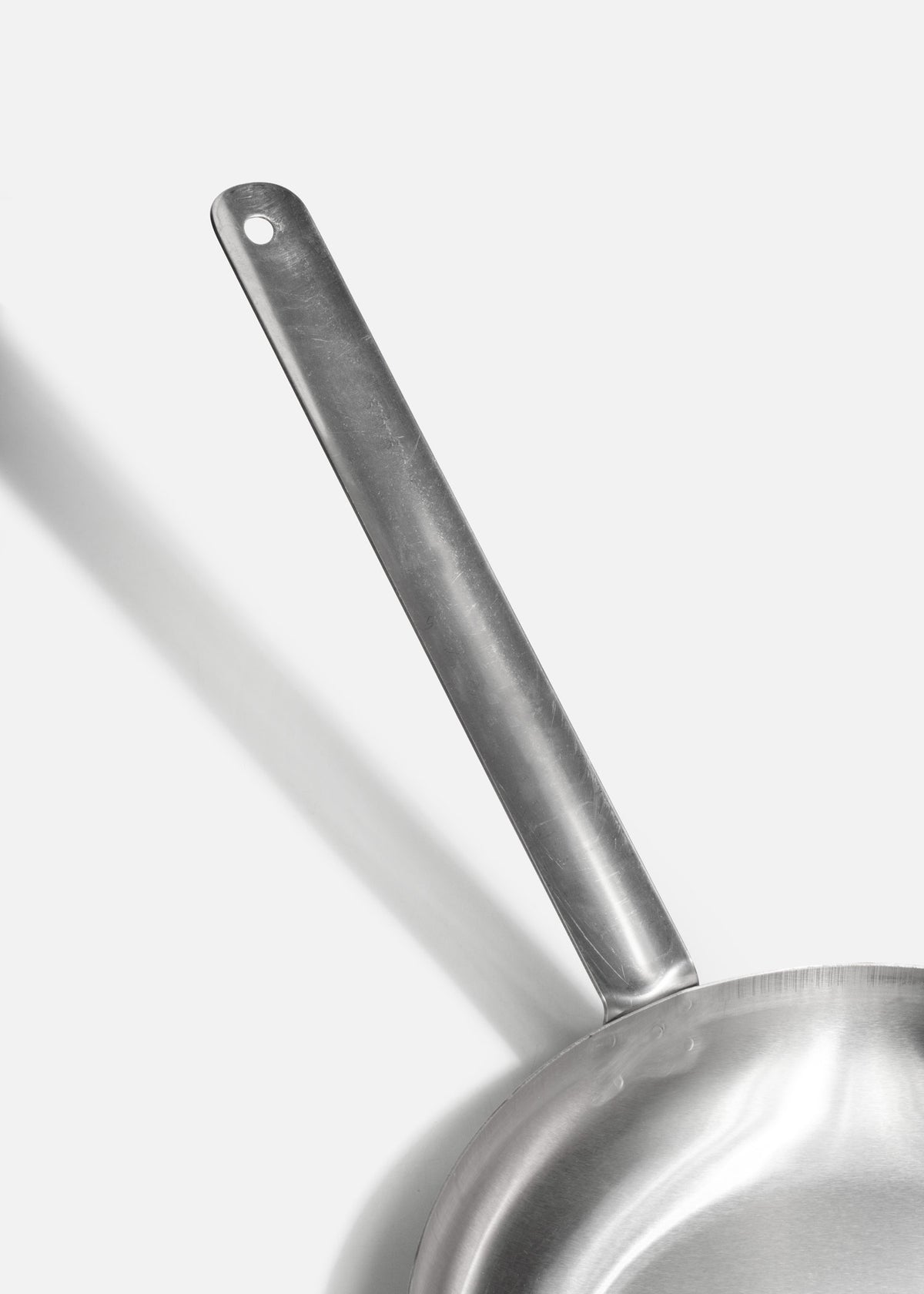 Sartén profesional de acero inoxidable 430 calibre 18 plata para food service. Largo 54 cm, ancho 30.2 cm, alto 5 cm, capacidad 2.5 L, Ø 11" (28 cm) — imagen de producto