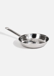Sartén de acero inoxidable plata con fondo difusor sin antiadherente. Largo 50 cm, alto 5.5 cm, capacidad 2.2 L, Ø 10" (25.4 cm) — imagen de producto