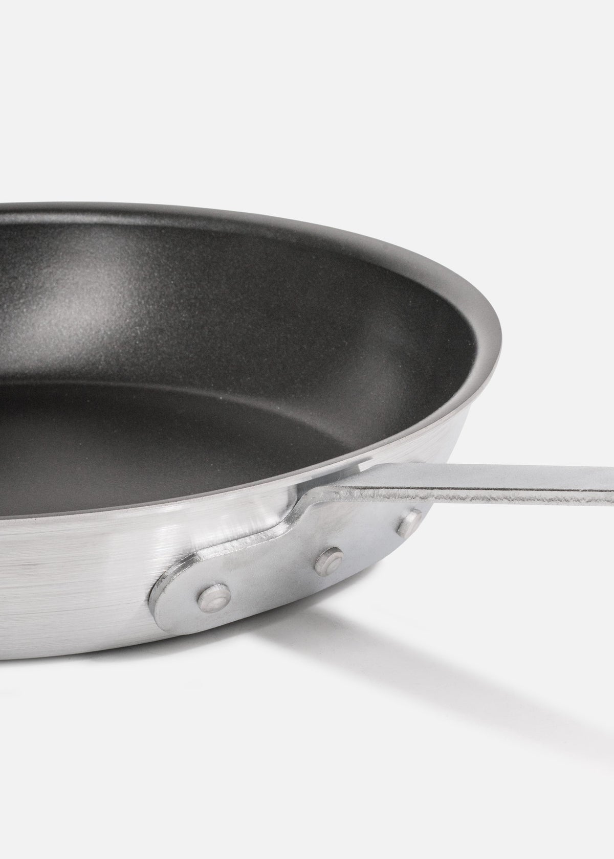 Sartén profesional de aluminio antiadherente plata con negro. Largo 65 cm, alto 7 cm, capacidad 355 ml, Ø 14" (35.5 cm) — imagen de producto