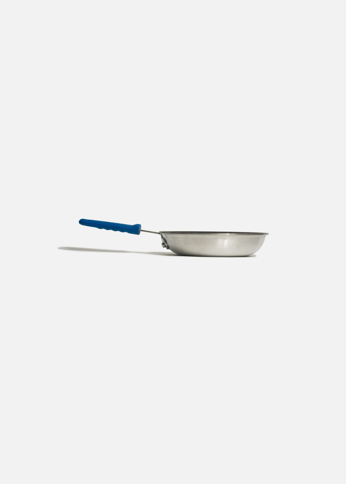 Sartén de aluminio grado alimenticio plateado triple fuerte mango azul NSF. Largo 38 cm, ancho 3 cm, alto 4.5 cm, Ø 8" (20 cm) — imagen de producto