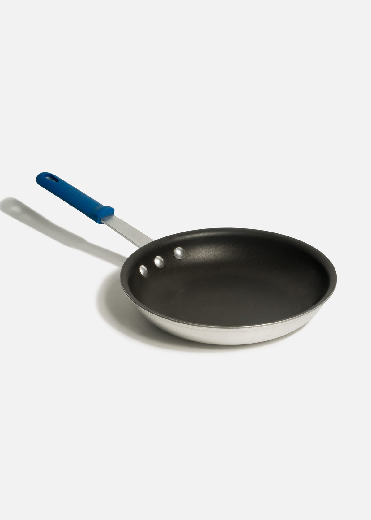 Sartén de aluminio grado alimenticio plateado triple fuerte mango azul NSF. Largo 45 cm, ancho 3 cm, alto 4.5 cm, Ø 9" (24 cm) — imagen de producto
