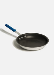 Sartén de aluminio grado alimenticio plateado triple fuerte mango azul NSF. Largo 46 cm, ancho 3 cm, alto 4.5 cm, Ø 10" (26 cm) — imagen de producto