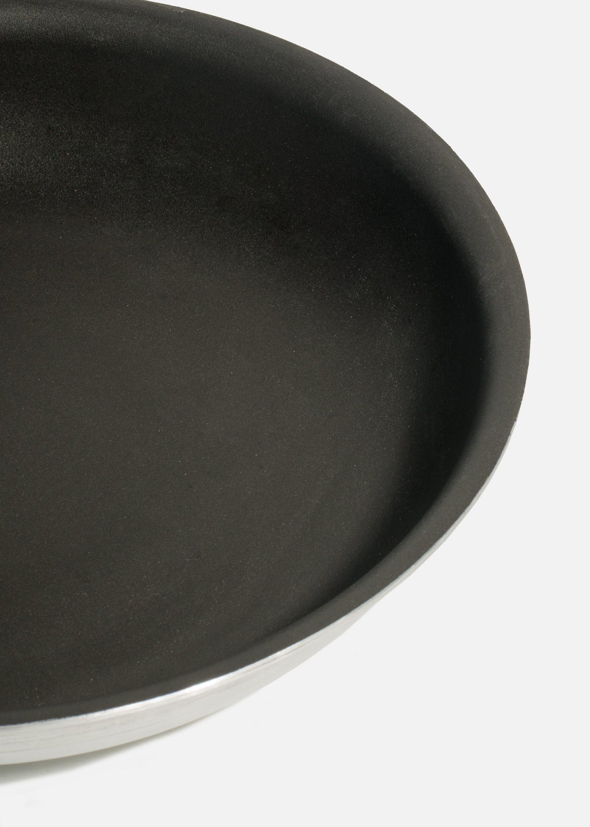 Sartén de aluminio grado alimenticio plateado triple fuerte mango azul NSF. Largo 46 cm, ancho 3 cm, alto 4.5 cm, Ø 10" (26 cm) — imagen de producto