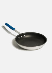 Sartén de aluminio grado alimenticio plateado triple fuerte mango azul NSF. Largo 55 cm, ancho 3 cm, alto 4.5 cm, Ø 11" (28 cm) — imagen de producto