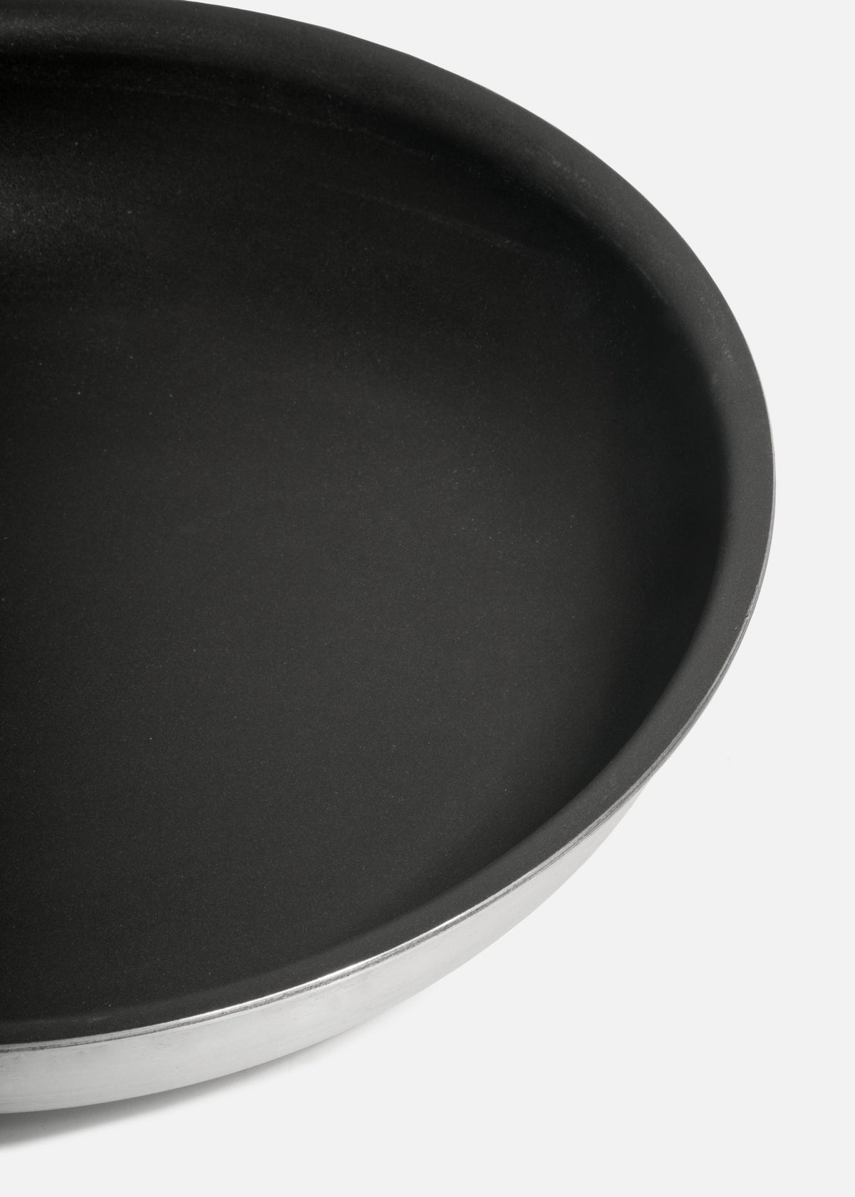 Sartén de aluminio grado alimenticio plateado triple fuerte mango azul NSF. Largo 55 cm, ancho 3 cm, alto 4.5 cm, Ø 11" (28 cm) — imagen de producto