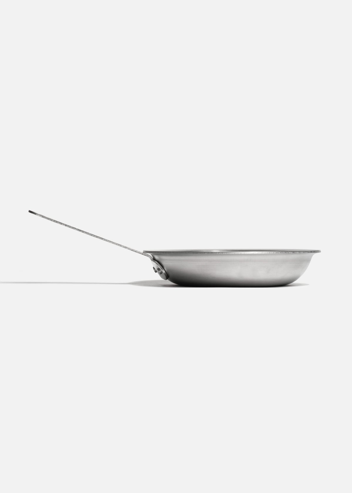 Sartén profesional de aluminio pulido plata para cocina y food service. Largo 37 cm, ancho 2.4 cm, alto 4.5 cm, capacidad 1.1 L, Ø 8" (20 cm) — imagen de producto