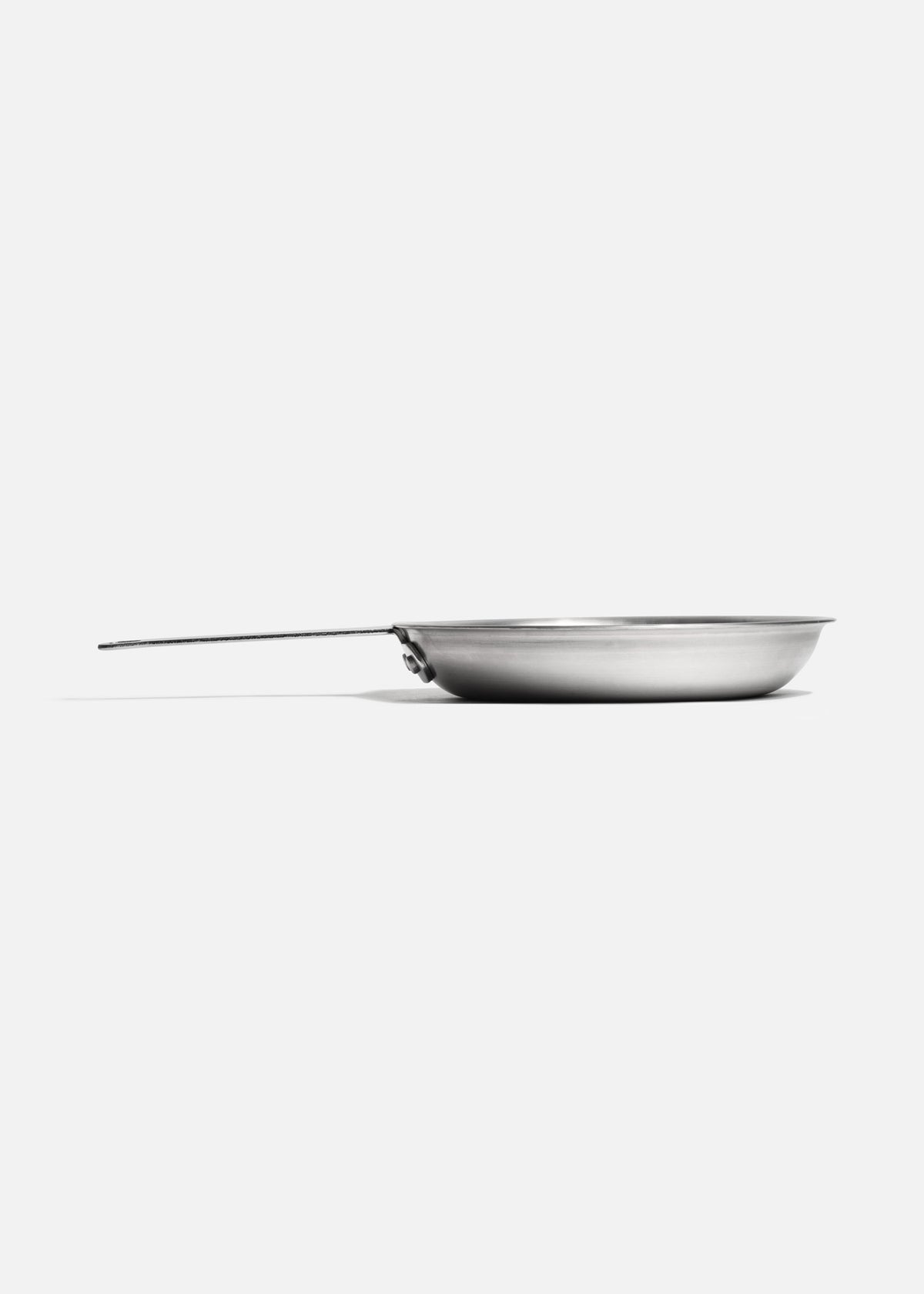 Sartén profesional de aluminio pulido plata para cocina y restaurante uso rudo. Largo 46 cm, ancho 2.4 cm, alto 4.7 cm, capacidad 2 L, Ø 11" (25 cm) — imagen de producto