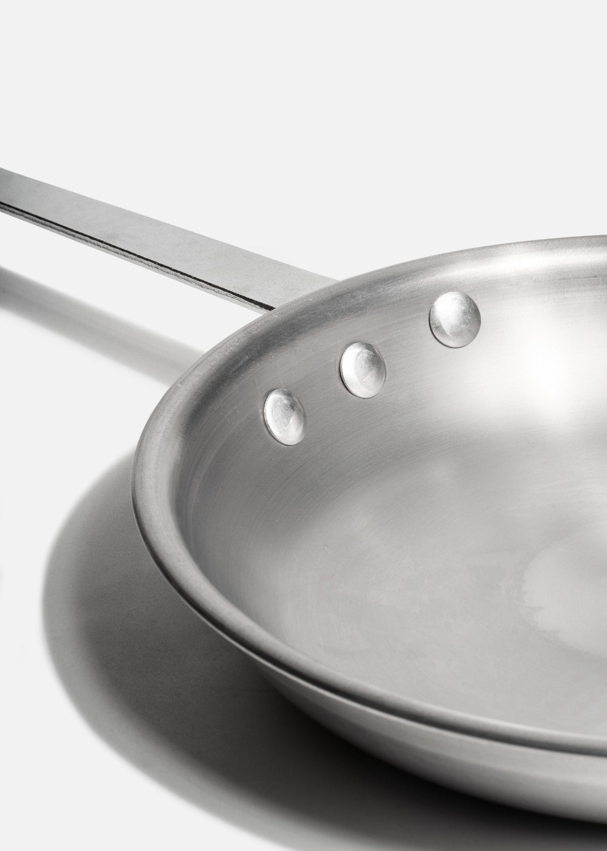 Sartén profesional de aluminio pulido plata para cocina y restaurante uso rudo. Largo 46 cm, ancho 2.4 cm, alto 4.7 cm, capacidad 2 L, Ø 11" (25 cm) — imagen de producto