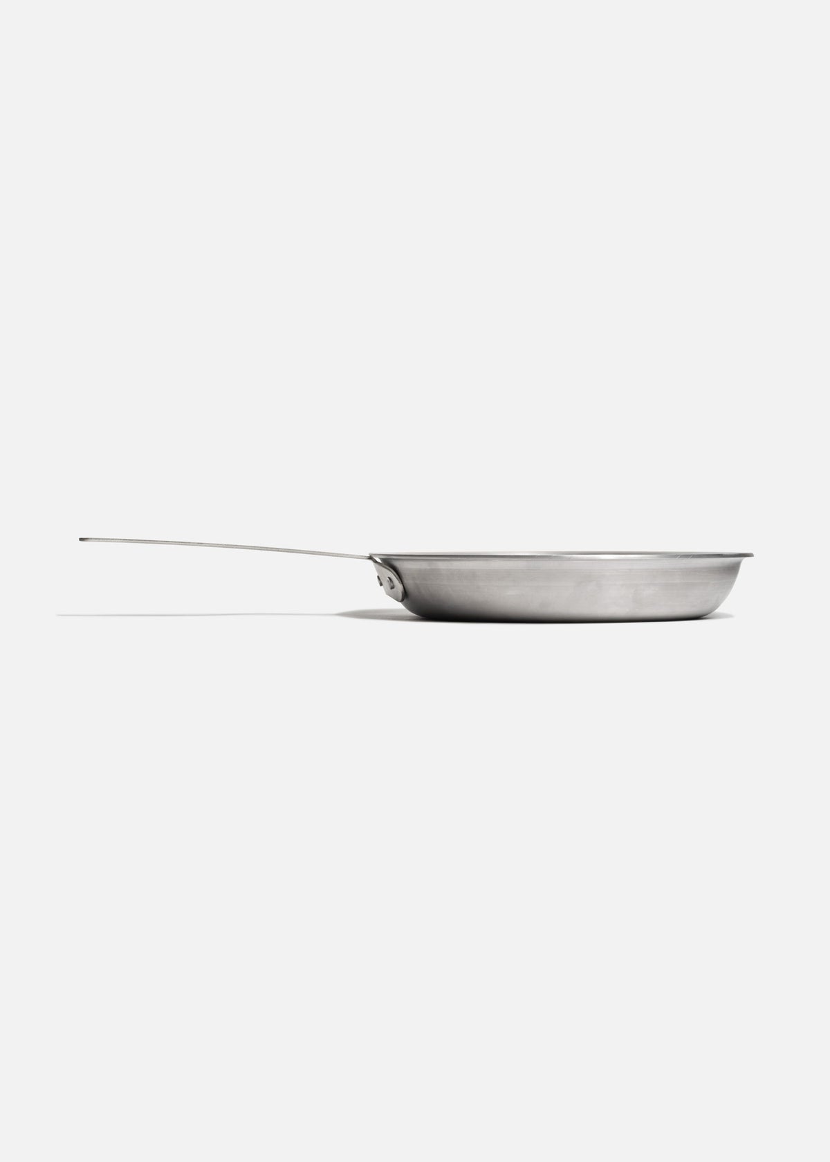 Sartén profesional de aluminio pulido plata para cocina y food service. Largo 58 cm, ancho 20.3 cm, alto 5.5 cm, capacidad 3.2 L, Ø 12" (30 cm) — imagen de producto