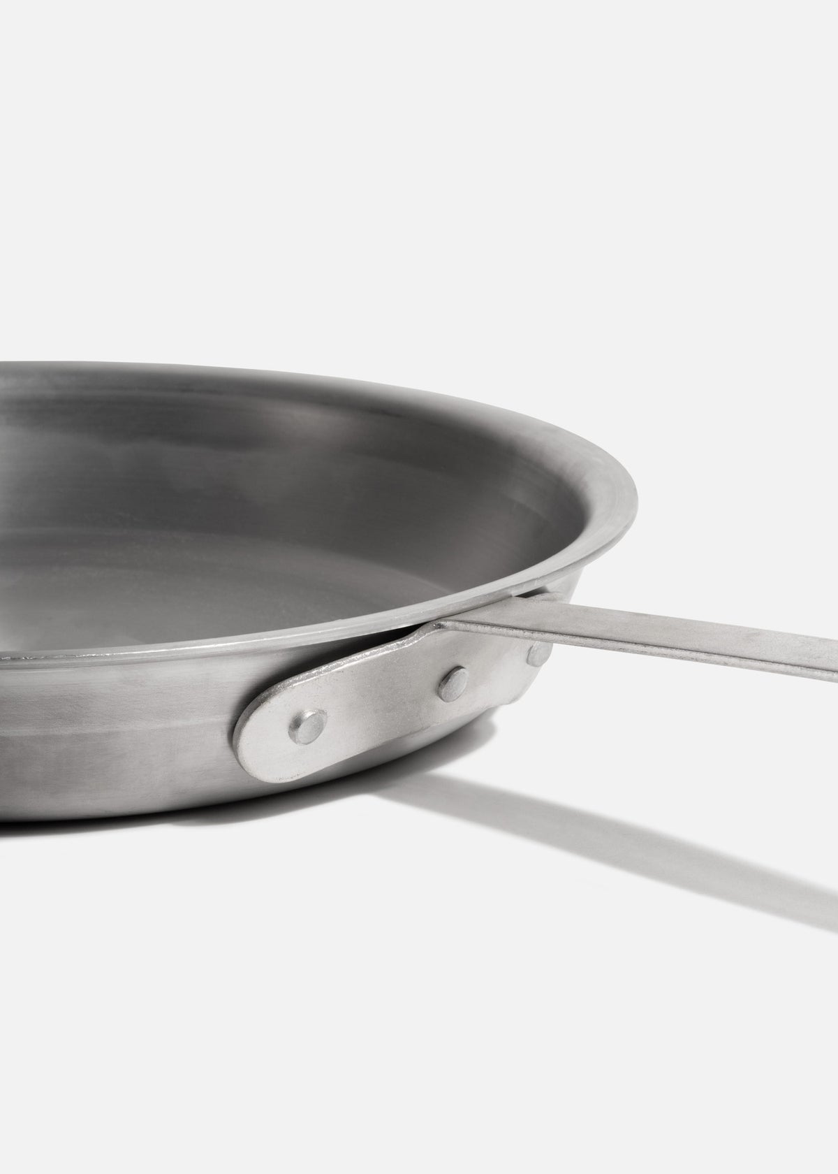 Sartén profesional de aluminio pulido plata para cocina y food service. Largo 58 cm, ancho 20.3 cm, alto 5.5 cm, capacidad 3.2 L, Ø 12" (30 cm) — imagen de producto