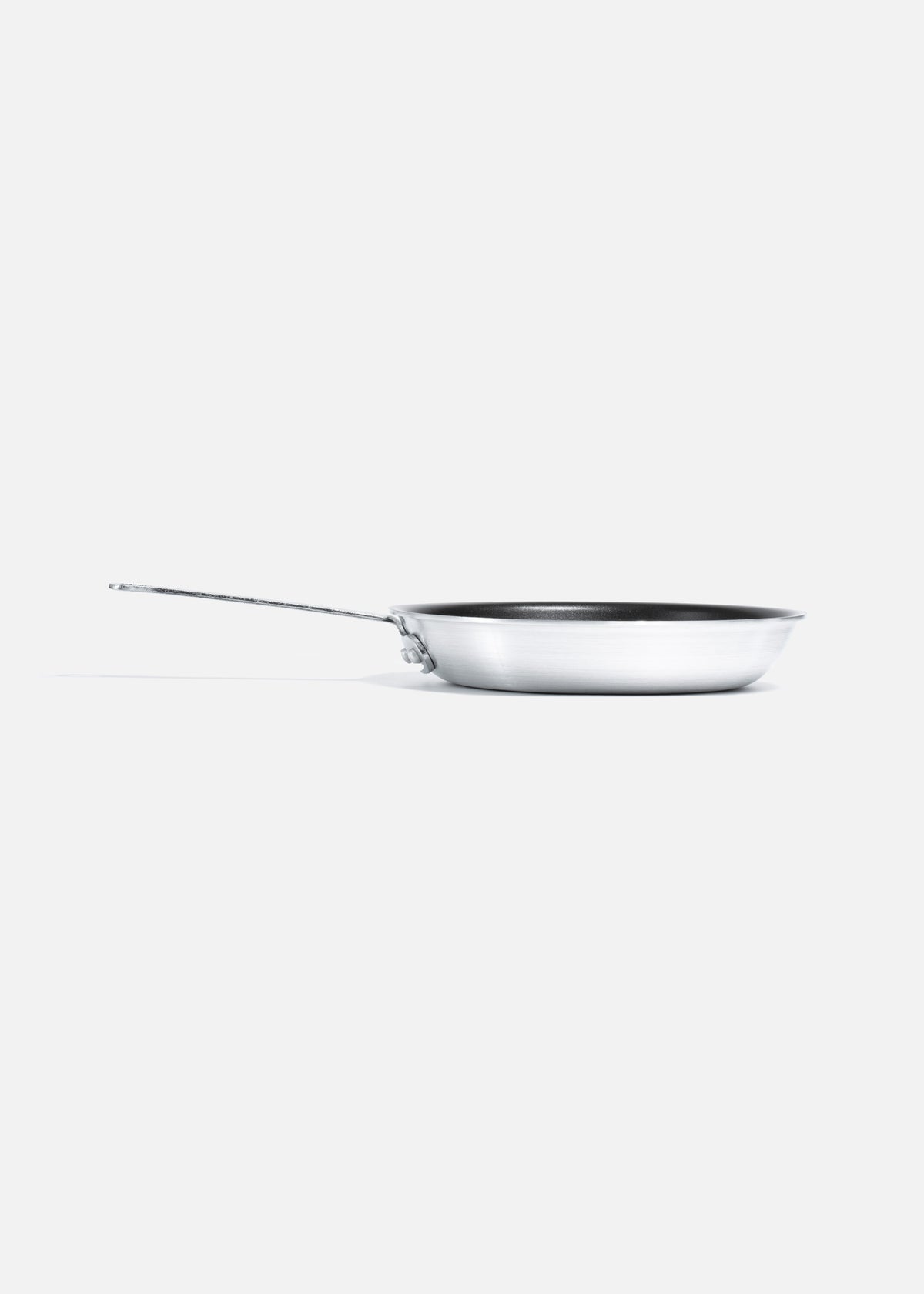 Sartén antiadherente profesional de aluminio plata con negro para cocción y preparación de alimentos Cook Easy. Largo 45 cm (18"), alto 5 cm (2"), Ø 27 cm (11") — imagen de producto