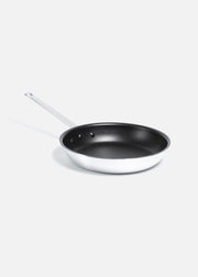 Sartén antiadherente profesional de aluminio plata con negro para cocción y preparación de alimentos Cook Easy. Largo 45 cm (18"), alto 5 cm (2"), Ø 27 cm (11") — imagen de producto