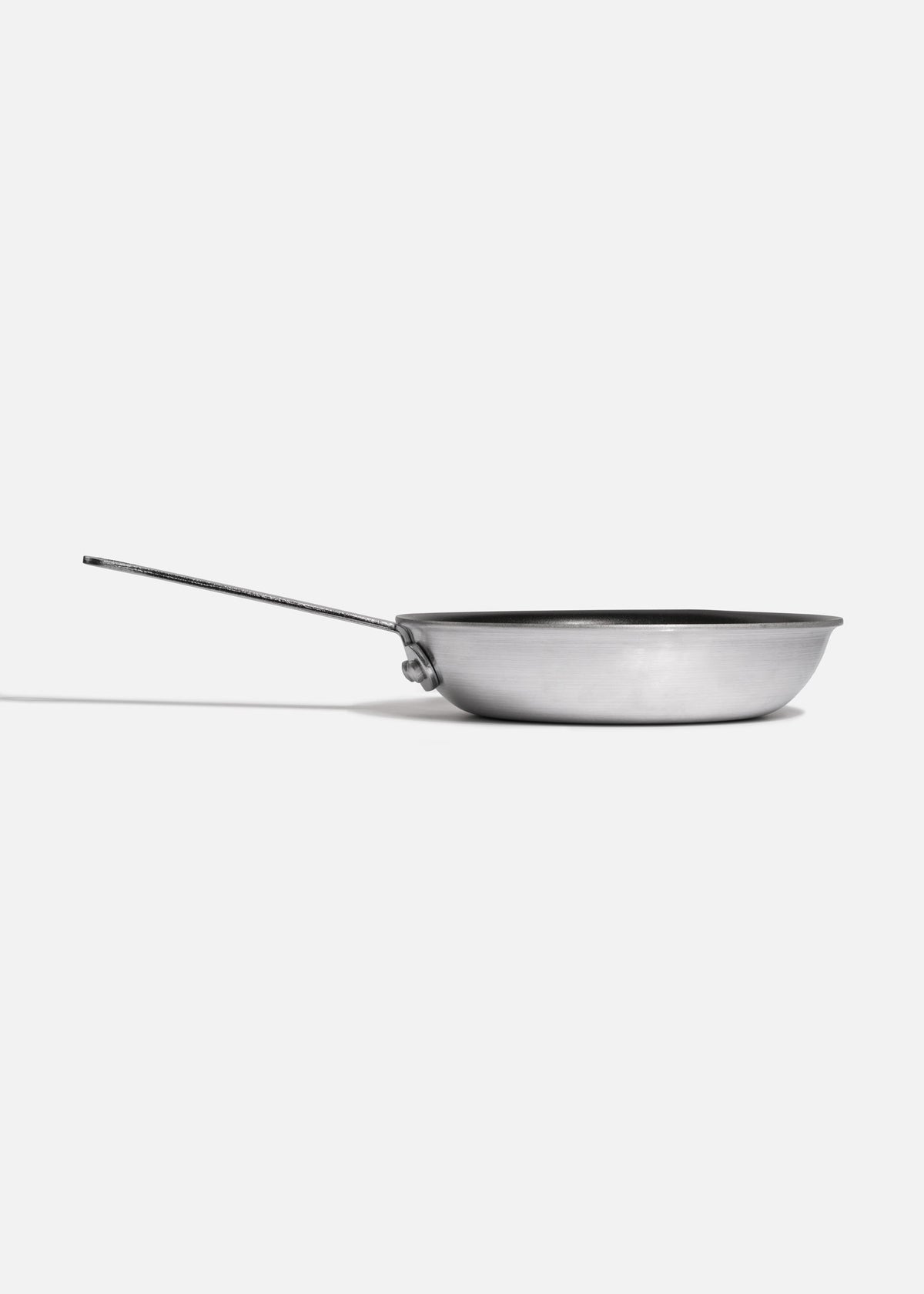 Sartén antiadherente profesional de aluminio plata con negro para cocción y preparación de alimentos Cook Easy. Largo 36.5 cm (14"), ancho 2.3 cm (1"), alto 4.5 cm (2"), Ø 21.5 cm (8") — imagen de producto