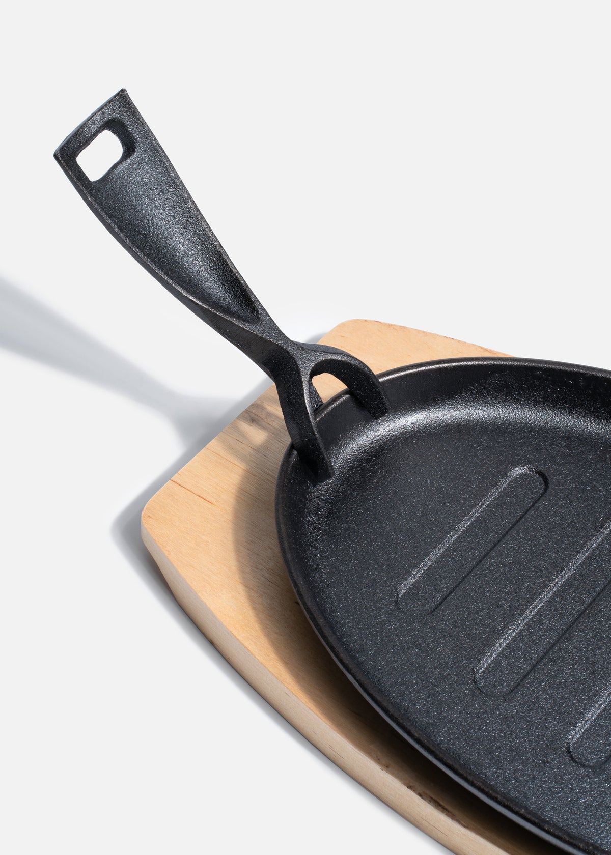 Sartén de hierro fundido oval negro con mango desmontable y base de madera 3.5x32x18 cm — imagen de producto