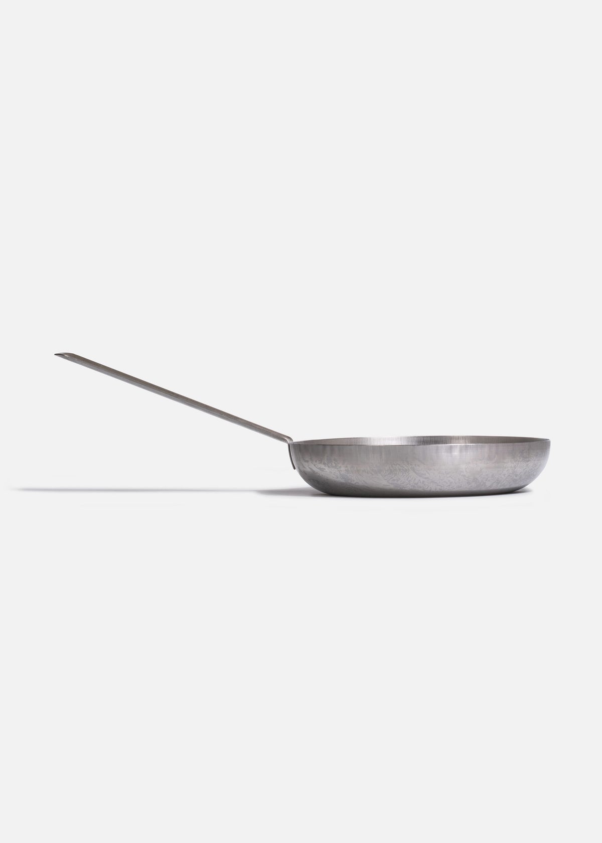 Sartén profesional plata de acero inoxidable 430 calibre 18. Largo 48 cm, ancho 3 cm alto 5 cm, capacidad 1.9 L, Ø 9.5" (24.5 cm) — imagen de producto