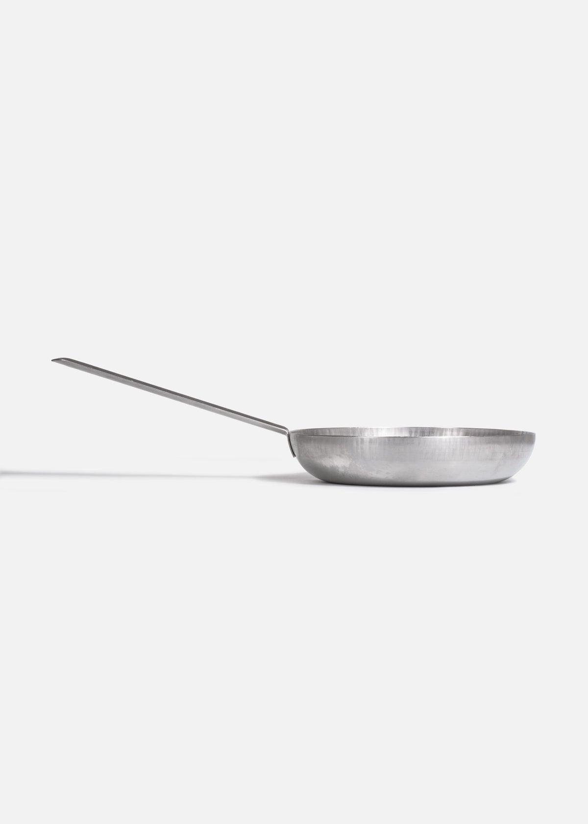 Sartén profesional plata de acero inoxidable 430 calibre 18. Largo 52 cm, ancho 3.3 cm, alto 6 cm, capacidad 20.3 L, Ø 10" (26 cm) — imagen de producto