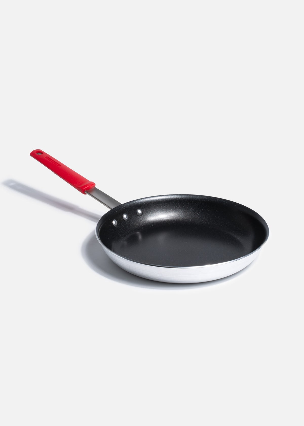 Sartén profesional de aluminio con antiadherente y mango de silicón removible para cocción y preparación de alimentos Grip Master. Alto 6.5 cm (3"), largo 56 cm (22"), ancho 32 cm (13"), Ø 30 cm (12") — imagen de producto