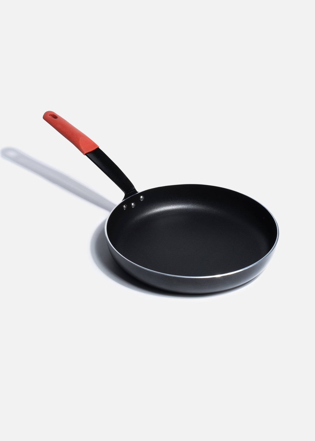 Sartén antiadherente de aluminio negro con mango de acero y funda de silicón para cocción y preparación de alimentos. Largo 55 cm (22"), alto 5 cm (2"), Ø 30 cm (12") — imagen de producto