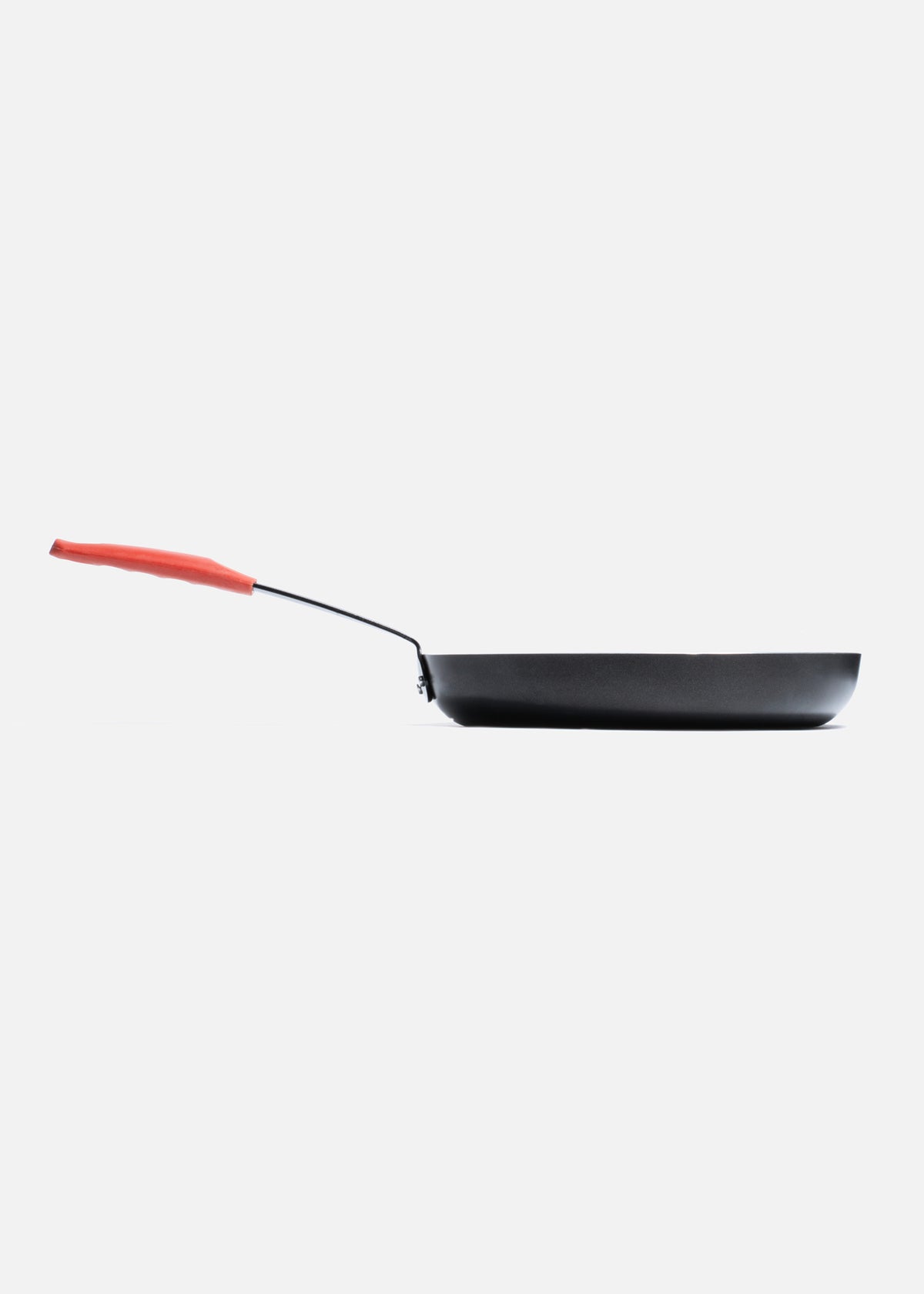 Sartén antiadherente de aluminio negro con mango de acero y funda de silicón para cocción y preparación de alimentos. Largo 52.8 cm (21"), alto 4.5 cm (2"), Ø 28 cm (11") — imagen de producto