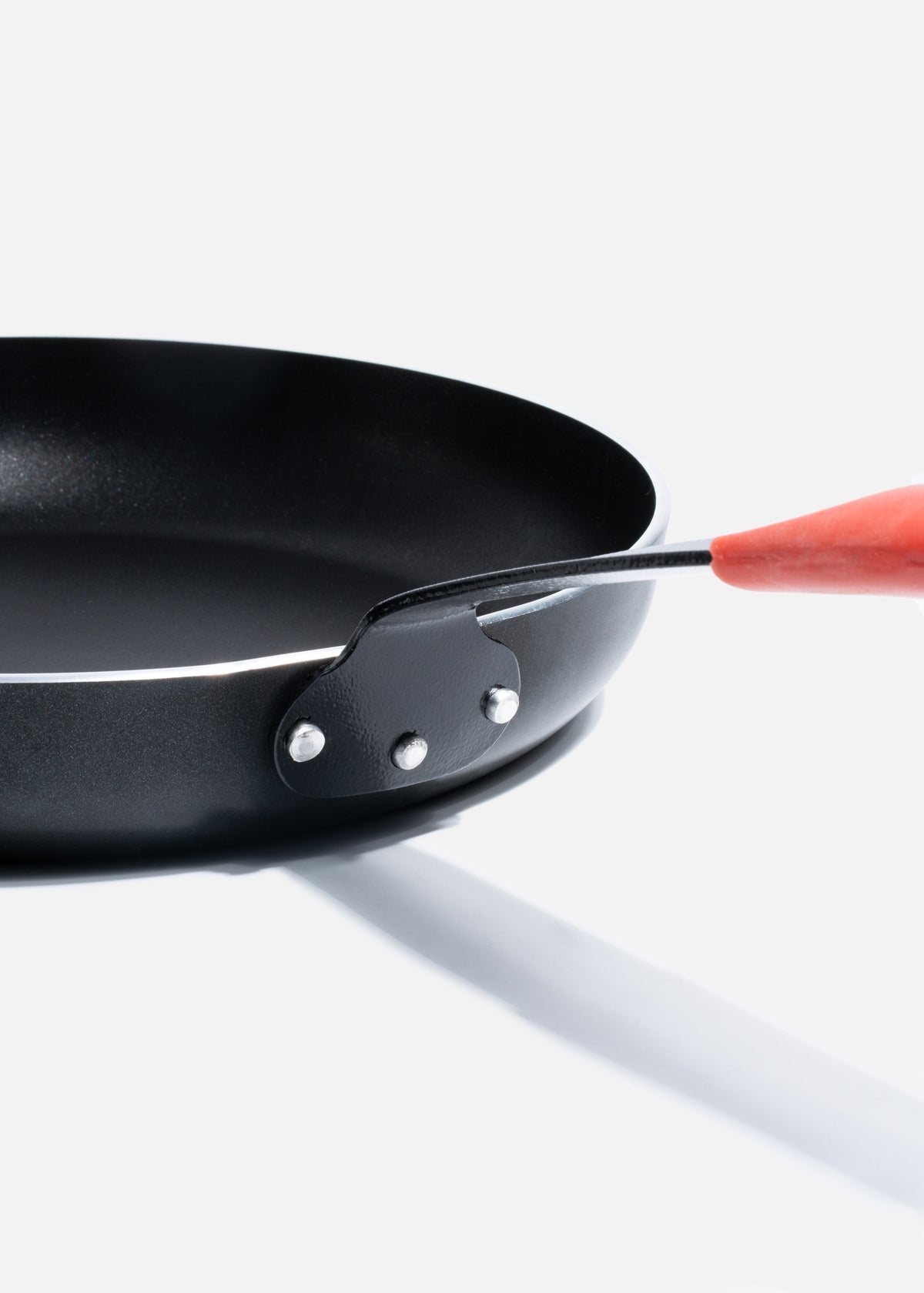 Sartén antiadherente de aluminio negro con mango de acero y funda de silicón para cocción y preparación de alimentos. Largo 52.8 cm (21"), alto 4.5 cm (2"), Ø 28 cm (11") — imagen de producto
