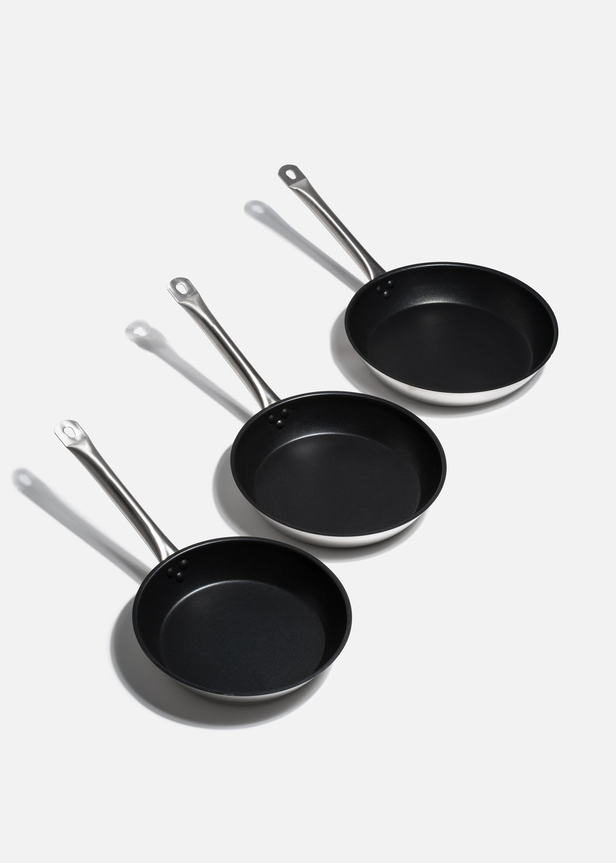 Sartén antiadherente premium de acero inoxidable plata con negro para cocción y preparación de alimentos Onyx Chef. Largo 51.8 cm (20"), alto 5.3 cm (2"), Ø 26 cm (10") — imagen de producto