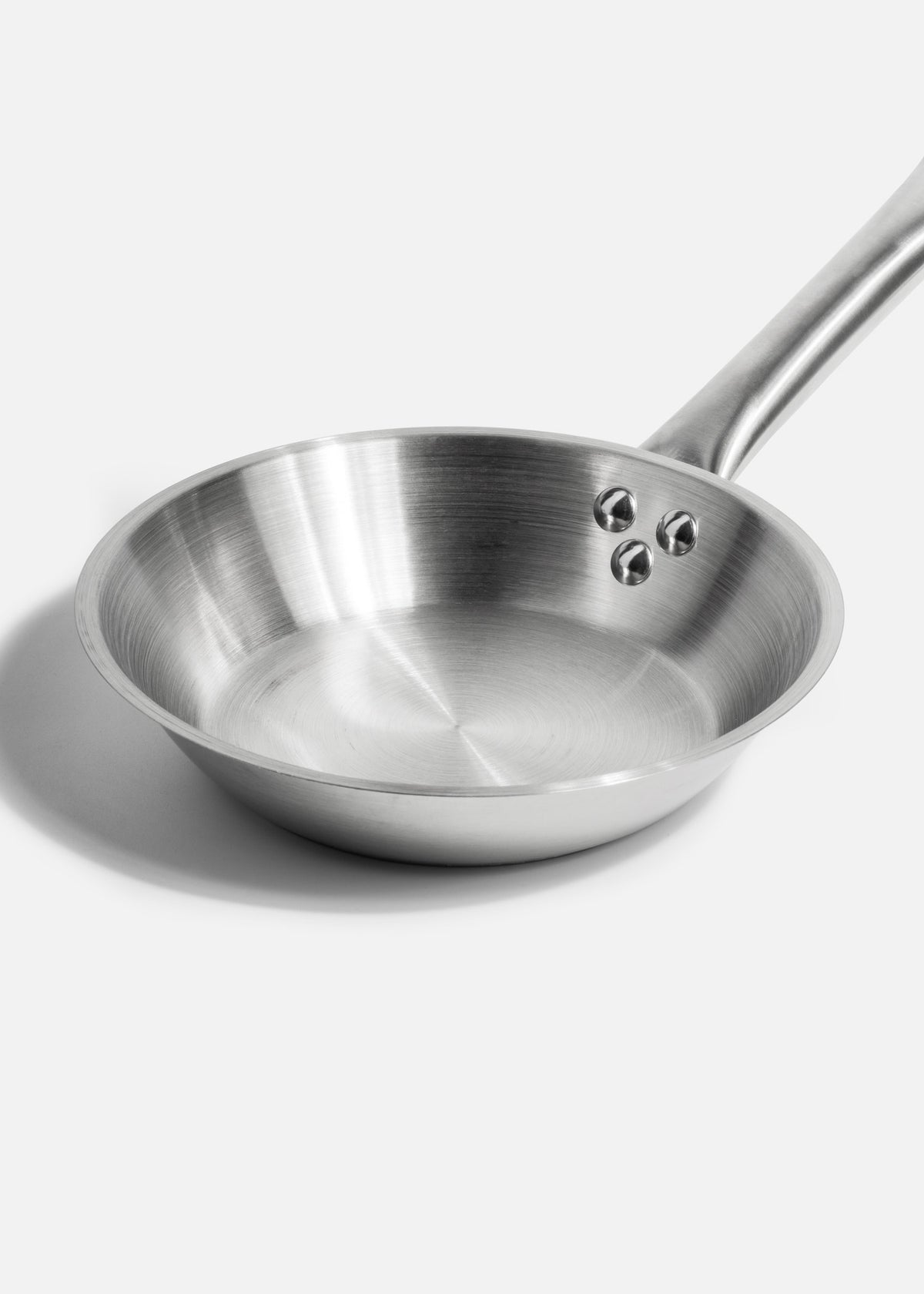 Sartén de acero inoxidable quirúrgico plata para cocción y preparación de alimentos Silver Chef. Largo 42.5 cm (17"), ancho 3 cm (1"), alto 5 cm (2"), Ø 20 cm (8") — imagen de producto, vista 3