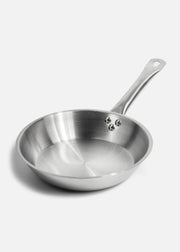 Sartén de acero inoxidable quirúrgico plata para cocción y preparación de alimentos Silver Chef. Largo 47 cm (19"), ancho 3 cm (1"), alto 5 cm (2"), Ø 24 cm (9") — imagen de producto