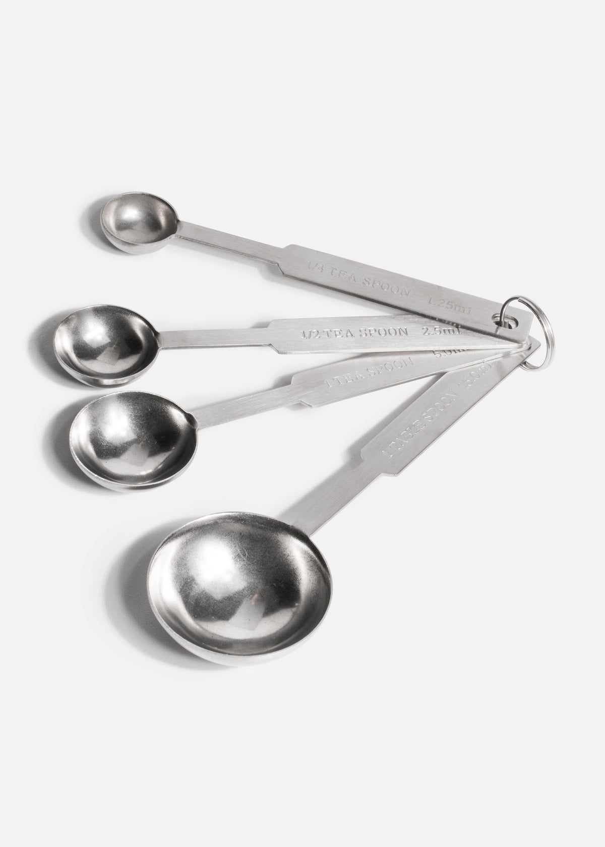 Set de cucharas medidoras de acero inoxidable plata medición precisa para cocina y repostería 4 pz 1.25 ml, 2.5 ml, 5 ml y 15 ml — imagen de producto