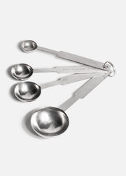 Set de cucharas medidoras de acero inoxidable plata medición precisa para cocina y repostería 4 pz 1.25 ml, 2.5 ml, 5 ml y 15 ml — imagen de producto