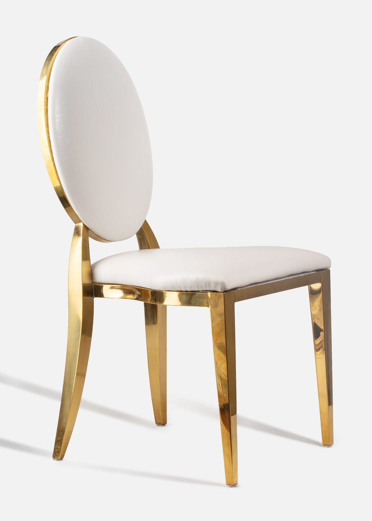 Silla moderna de acero inoxidable dorado y polipiel blanco sin funda para restaurante y eventos Monaco. Alto 94 cm (37"), largo 48.5 cm (18.8"), ancho 46 cm (18") — imagen de producto