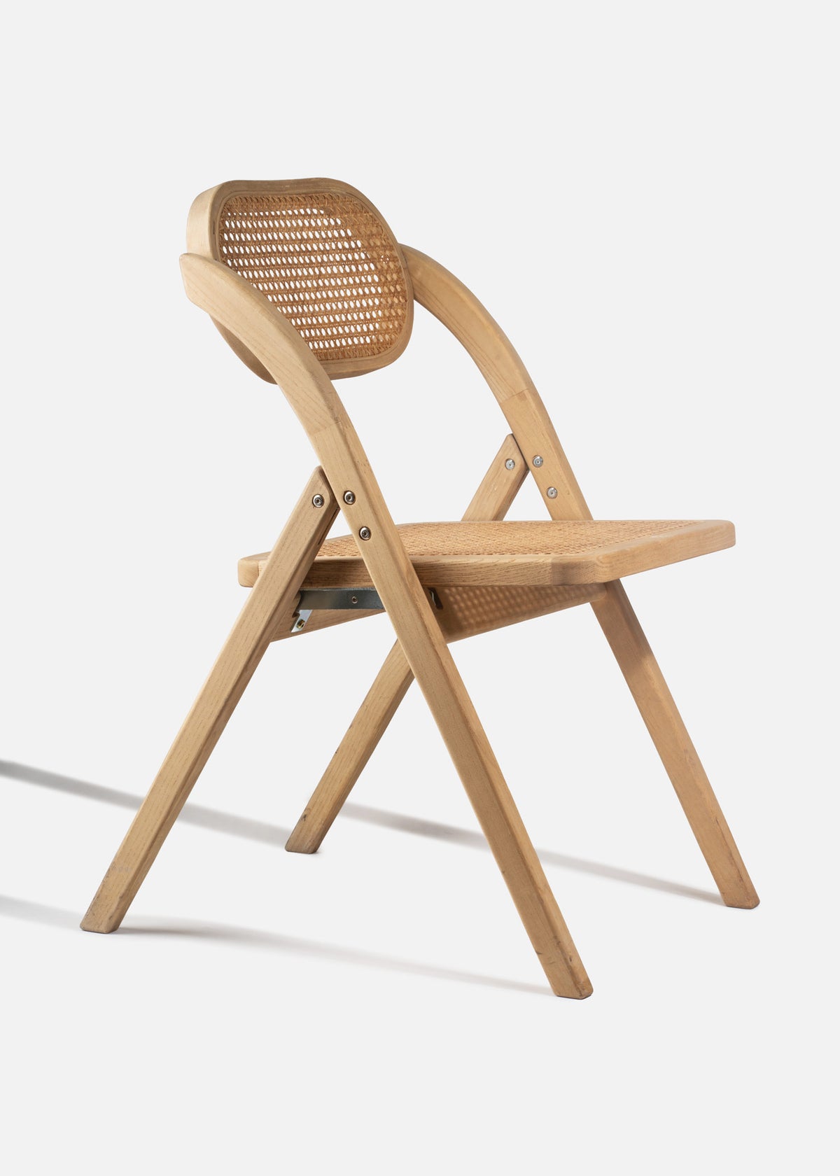 Silla plegable elegante y resistente de madera color nogal. Alto 82.5 cm (32"), largo 61 cm (24"), ancho 49 cm (19") — imagen de producto