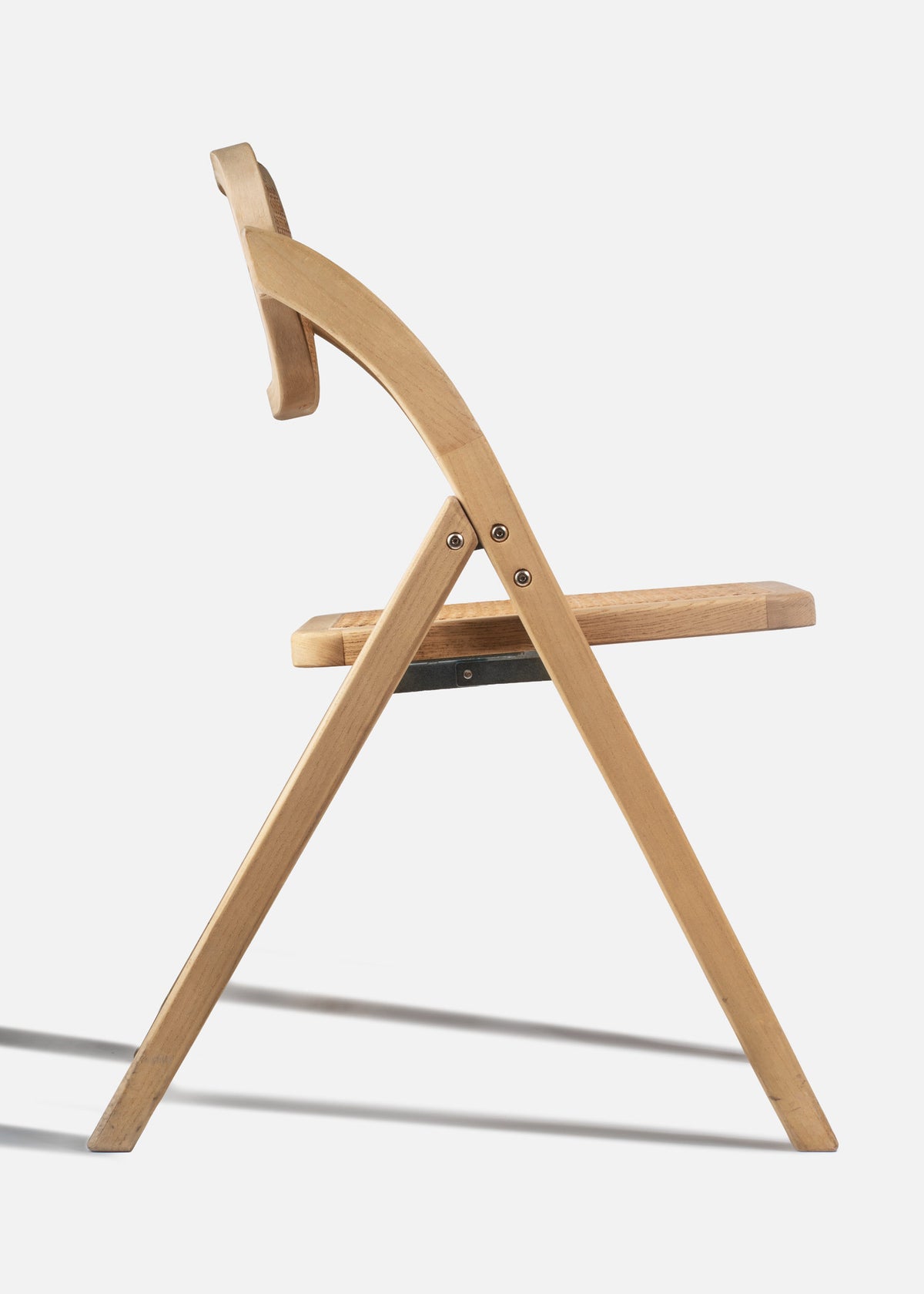Silla plegable elegante y resistente de madera color nogal. Alto 82.5 cm (32"), largo 61 cm (24"), ancho 49 cm (19") — imagen de producto