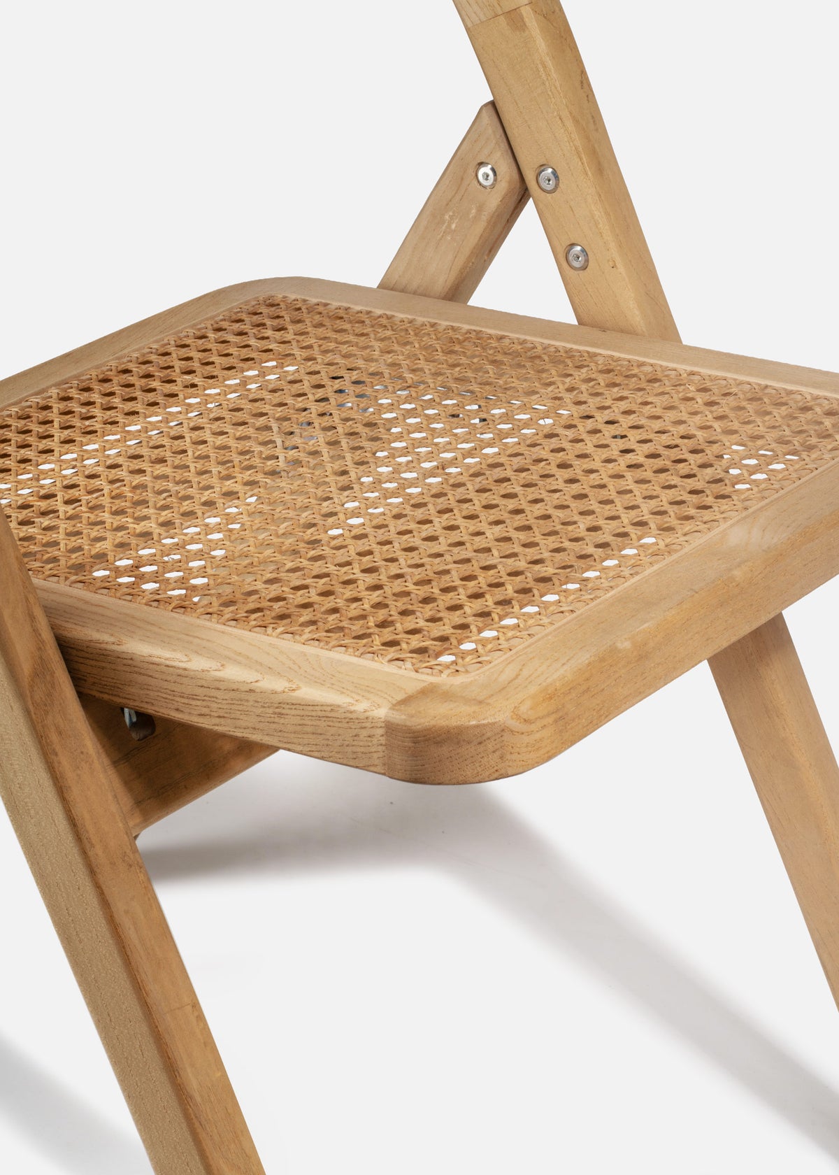 Silla plegable elegante y resistente de madera color nogal. Alto 82.5 cm (32"), largo 61 cm (24"), ancho 49 cm (19") — imagen de producto