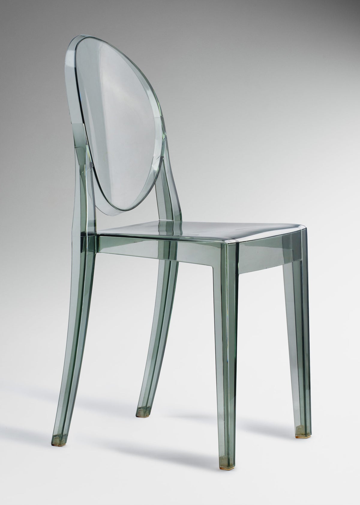 Silla de policarbonato premium humo moderna y elegante. Alto 90 cm, largo 45.5 cm, ancho 38.5 cm — imagen de producto