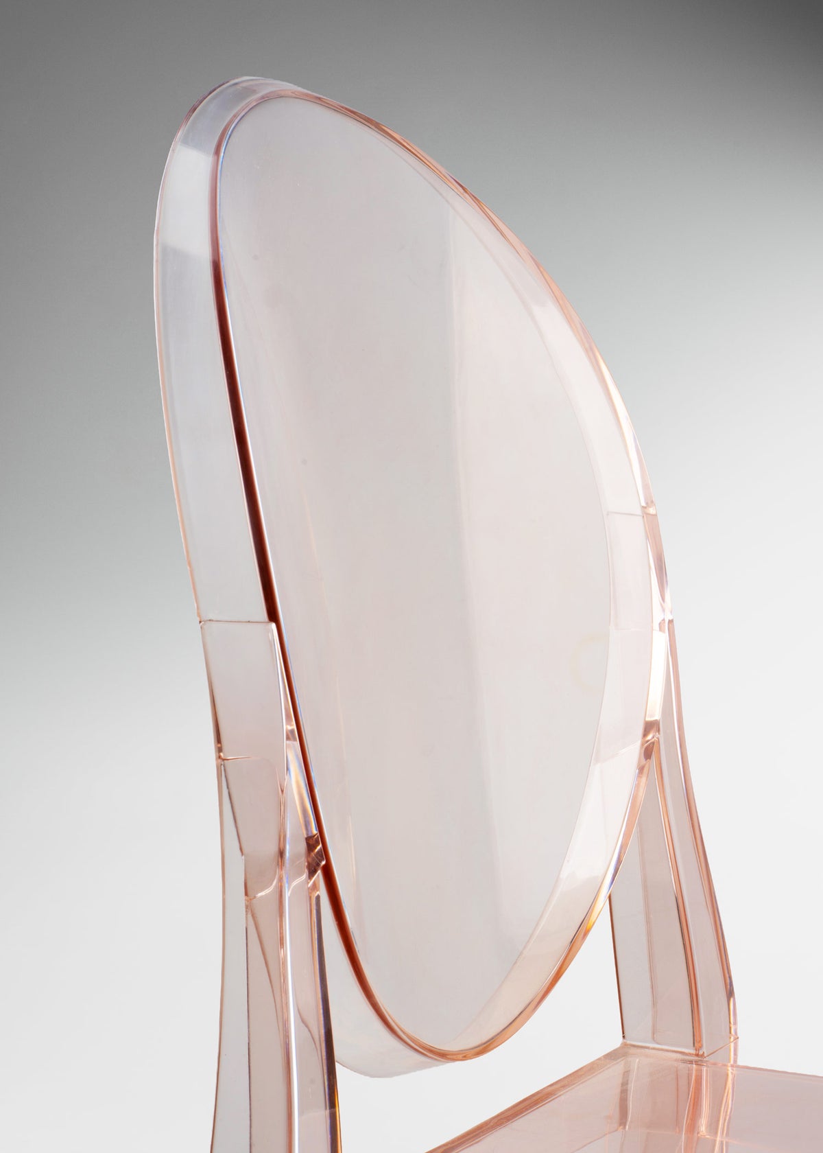 Silla de policarbonato premium rosa moderna y elegante. Alto 90 cm, largo 45.5 cm, ancho 38.5 cm — imagen de producto