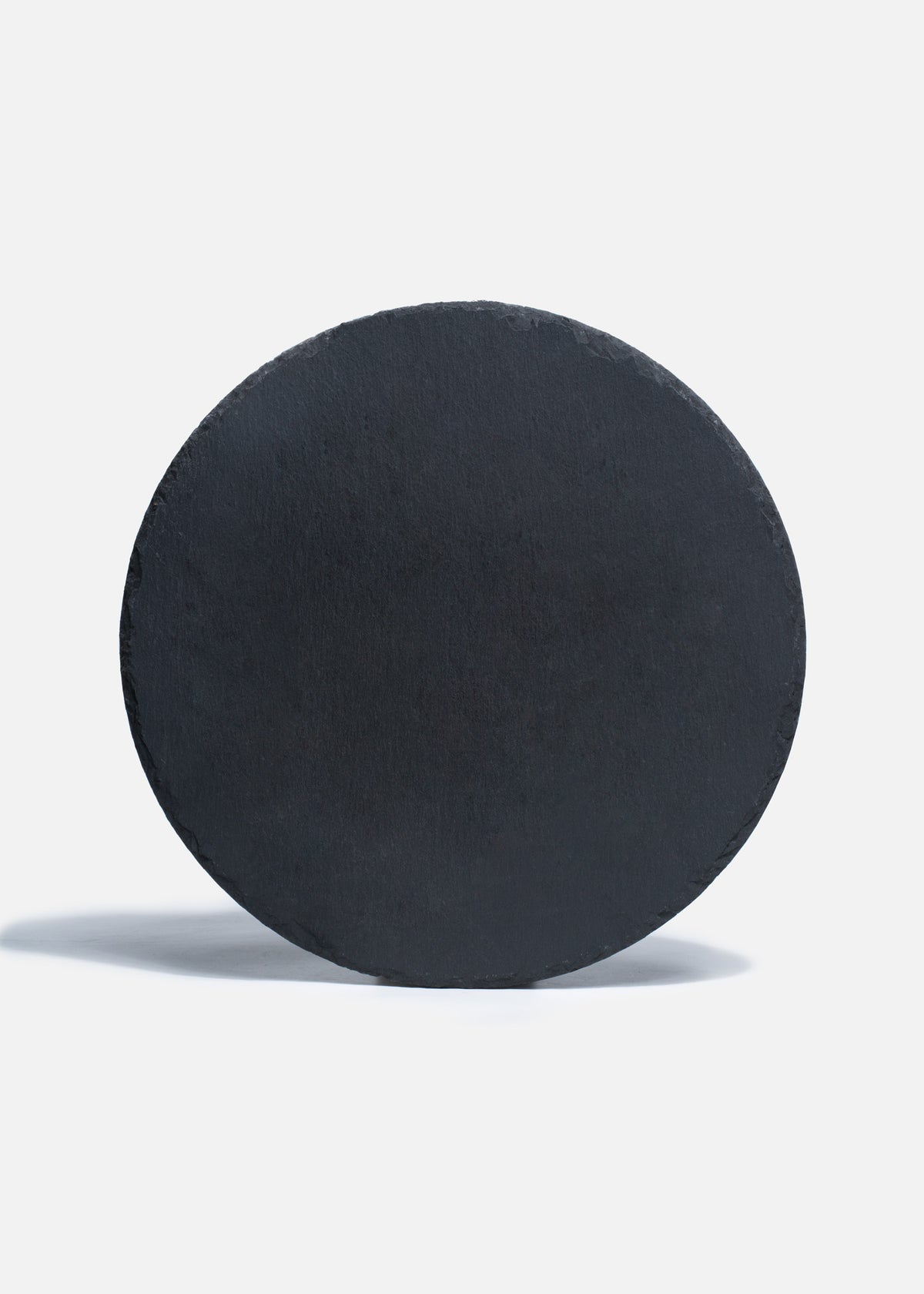 Tabla de piedra volcánica negra redonda — imagen de producto, vista 3