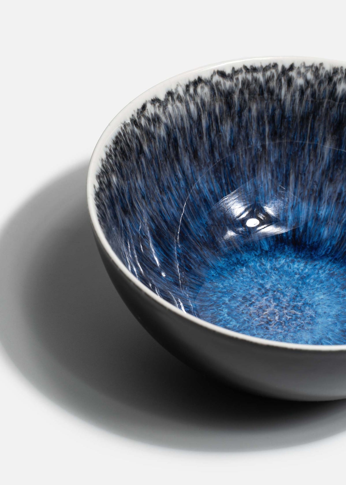 Tazón de porcelana azul oscuro Aiko 700 ml — imagen de producto, vista 3