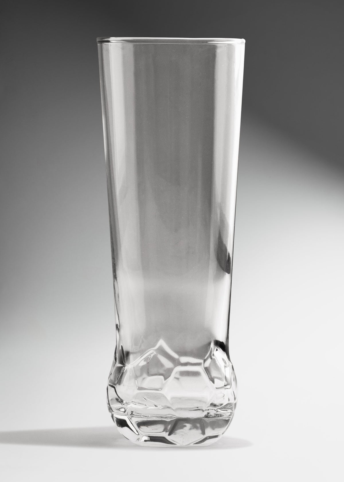 Vaso cervecero de vidrio transparente con base en forma de balón resistente para bar, restaurante o micheladas Kicks 420 ml — imagen de producto