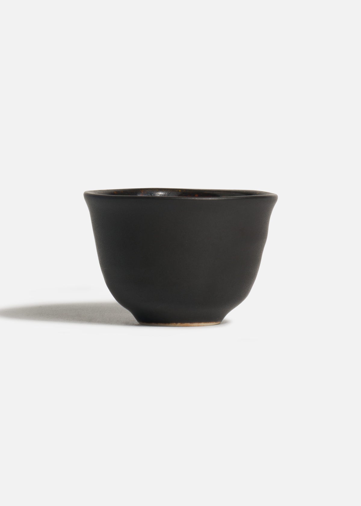 Vaso para sake de porcelana negro Hakone 60 ml — imagen de producto
