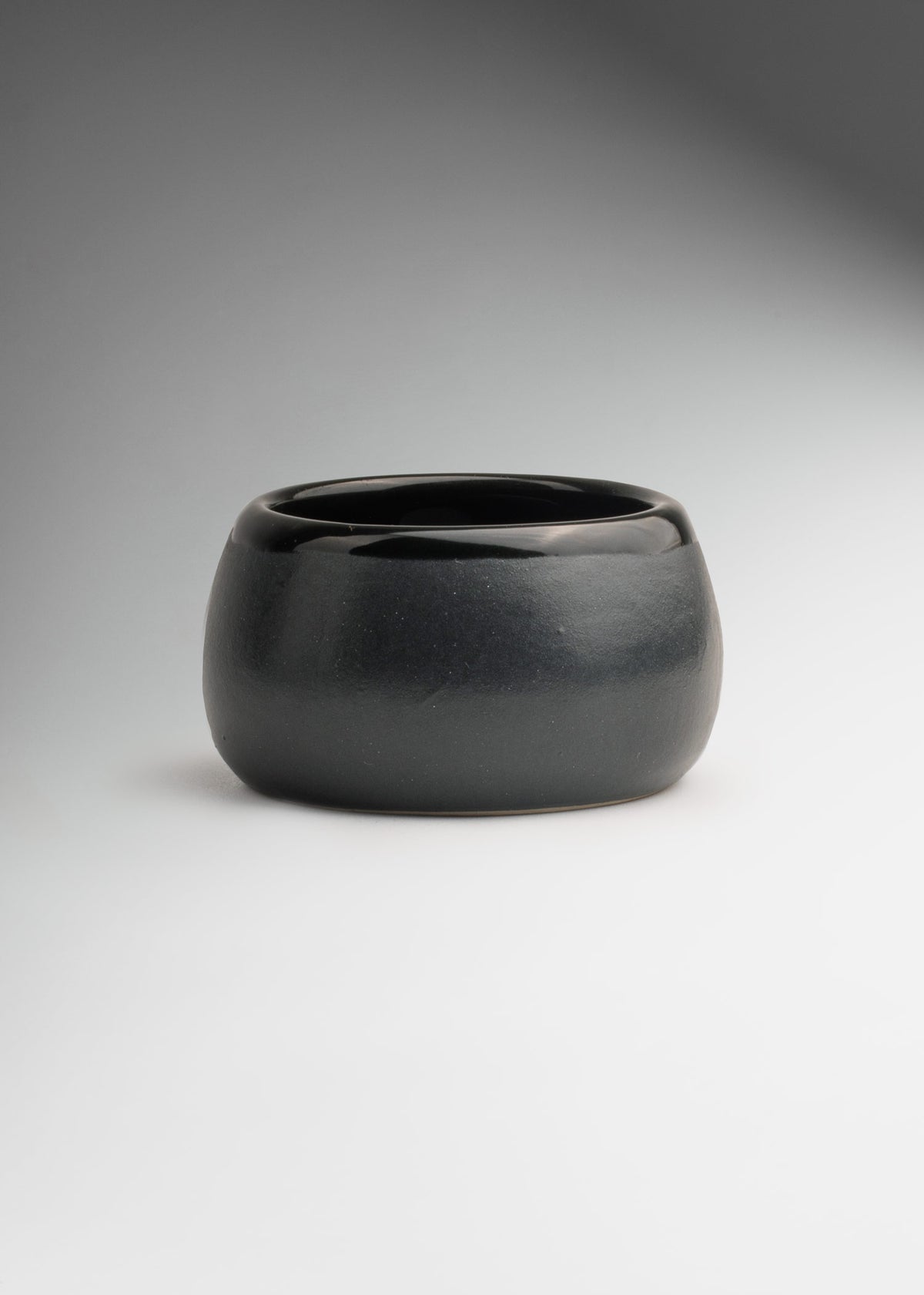 Vaso para sake de cerámica negro mate 59 ml — imagen de producto