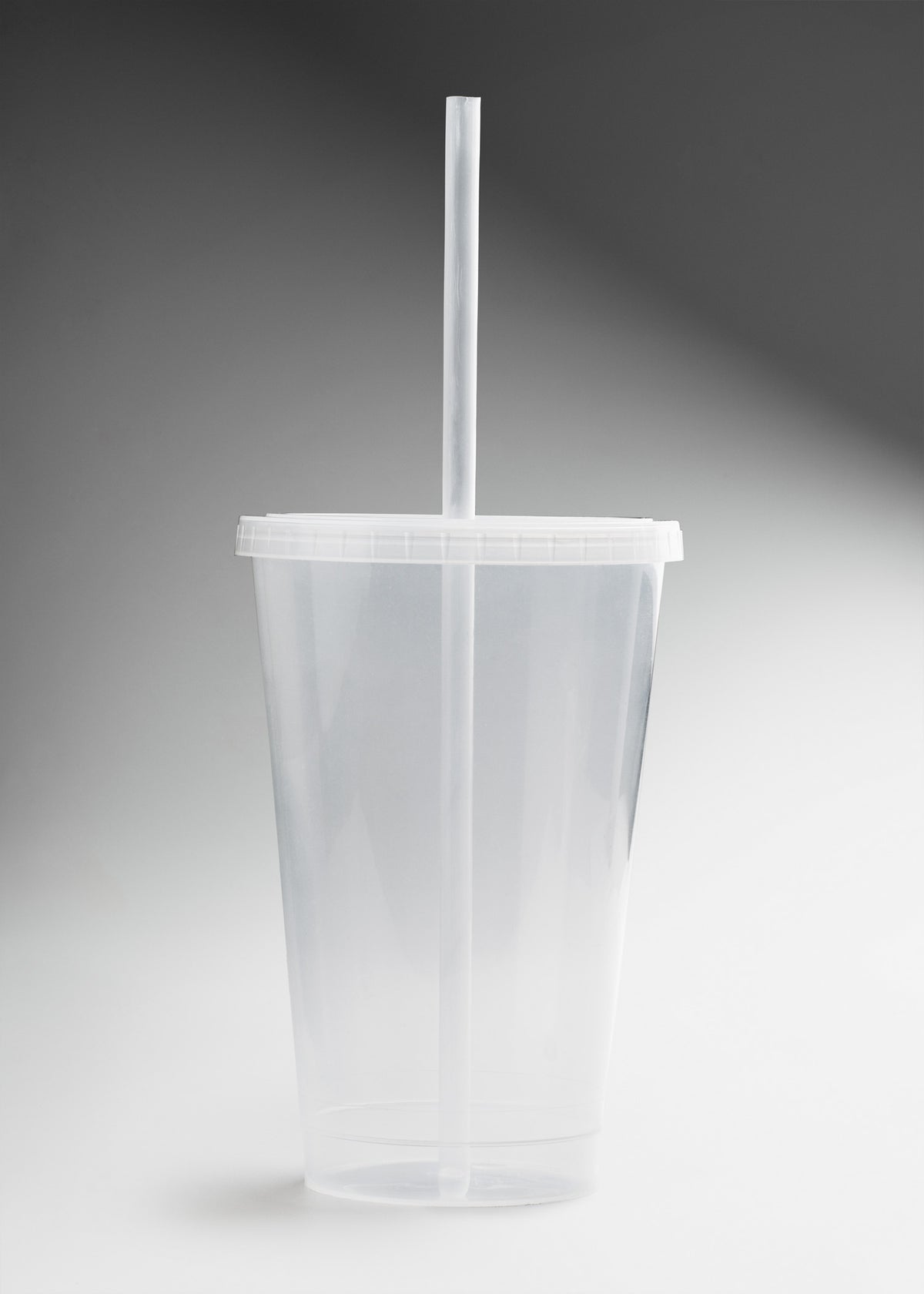 Vaso con tapa y popote de plástico para fiesta transparente H.B 621 ml — imagen de producto