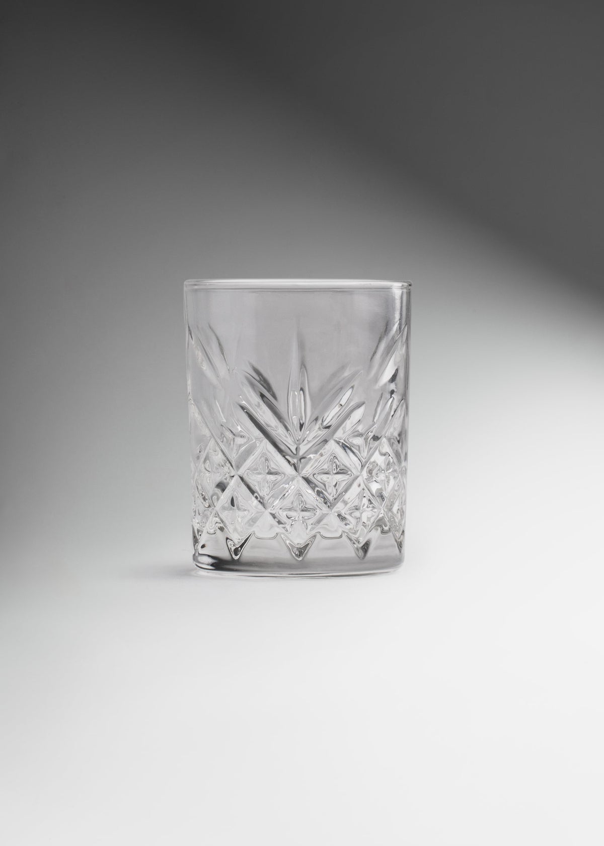 Vaso tequilero de vidrio transparente Infinity 60 ml — imagen de producto