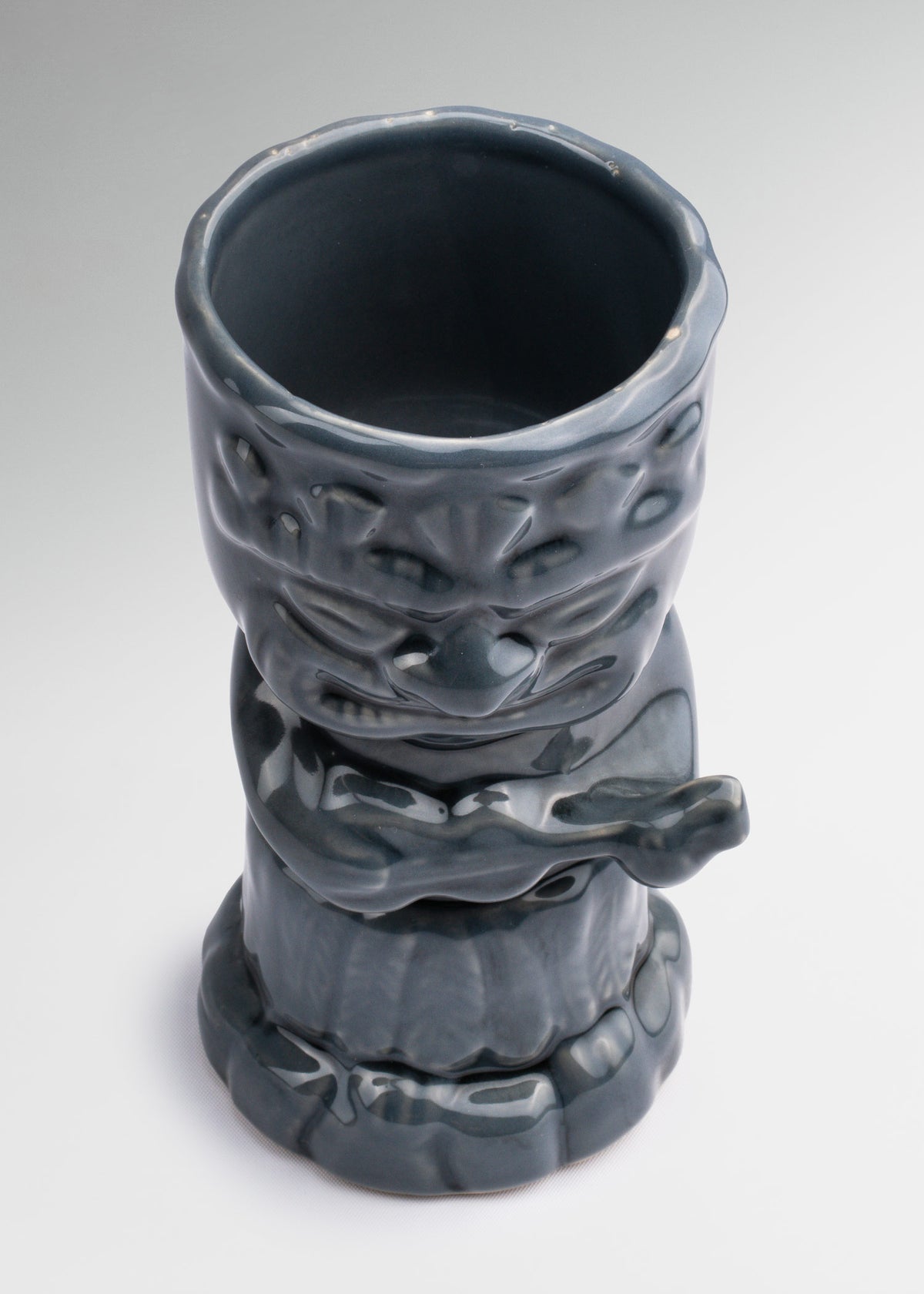 Vaso tiki de cerámica de alta temperatura azul metálico, azul cielo, café, coral, gris y verde Hawaiano Cíclope 440 ml — imagen de producto