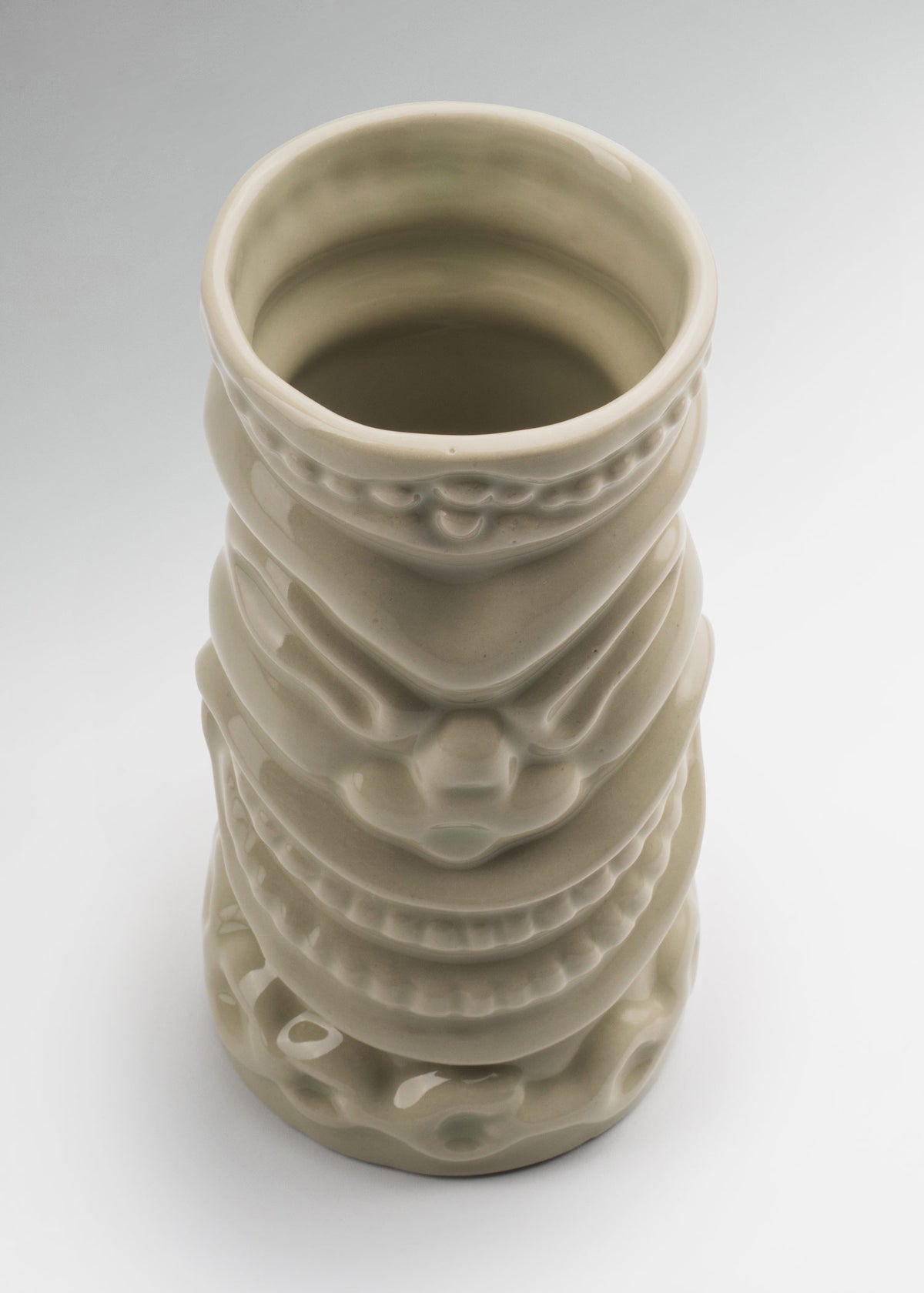 encuentra vaso de ceramica maha