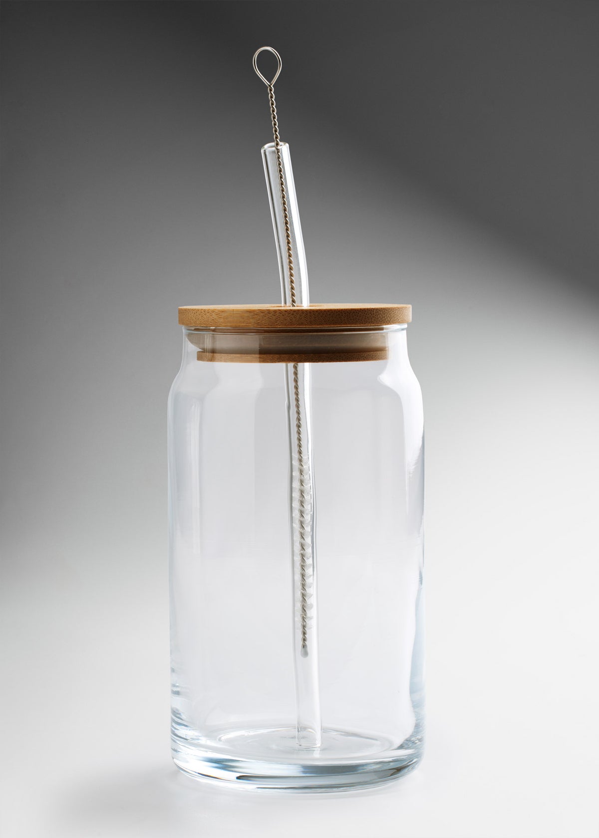 Vaso de vidrio transparente tipo lata con tapa, popote y cepillo 470 ml — imagen de producto