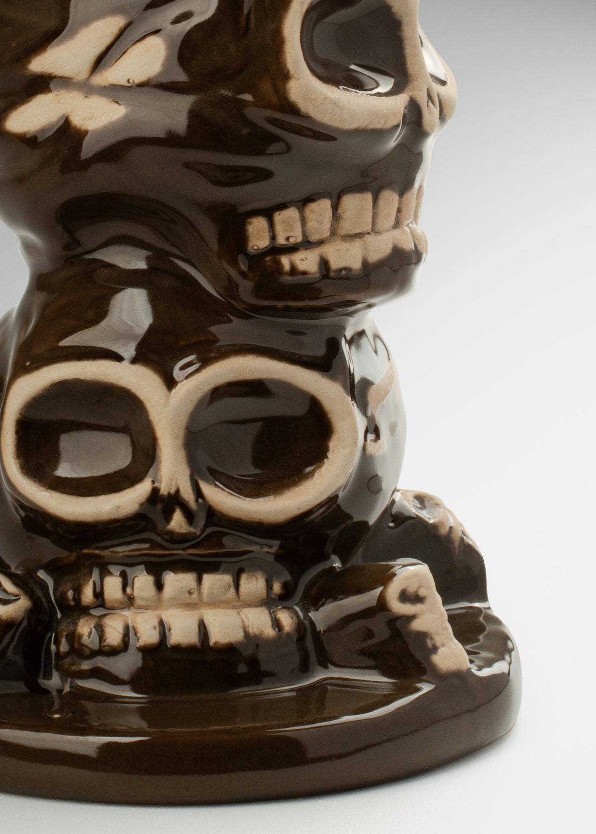Vasos tiki de cerámica de alta temperatura blanco y café 3 cabezas calavera 550 ml — imagen de producto