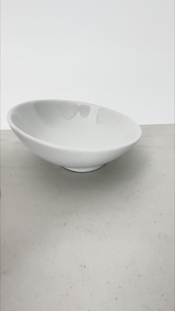 Tazón inclinado de porcelana blanco Italia — video de producto